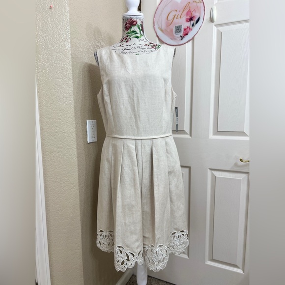 Chic Sleeveless Cream Dress with Lace Hem - Picture 2 of 11